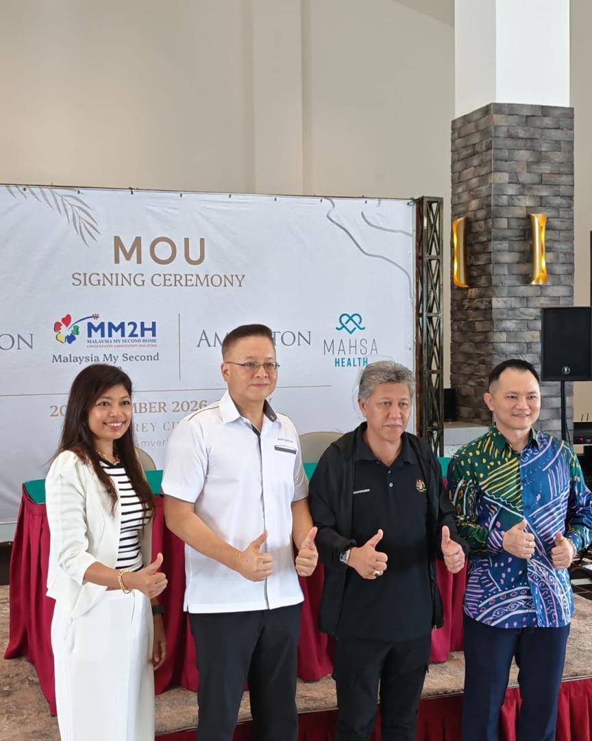 Participants mark the occasion with a thumbs-up group photo.